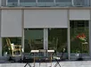 Gesloten screen voor grote schuifdeuren met buitenmeubilair en plantenbank