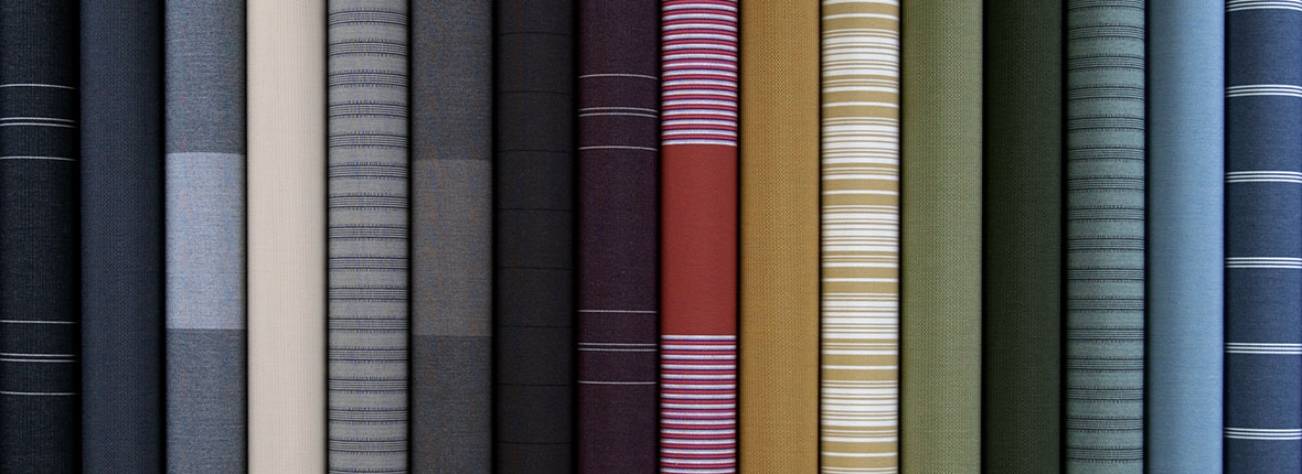 Rij zonweringdoeken in verschillende kleuren en patronen zoals grijs, beige, groen en rood