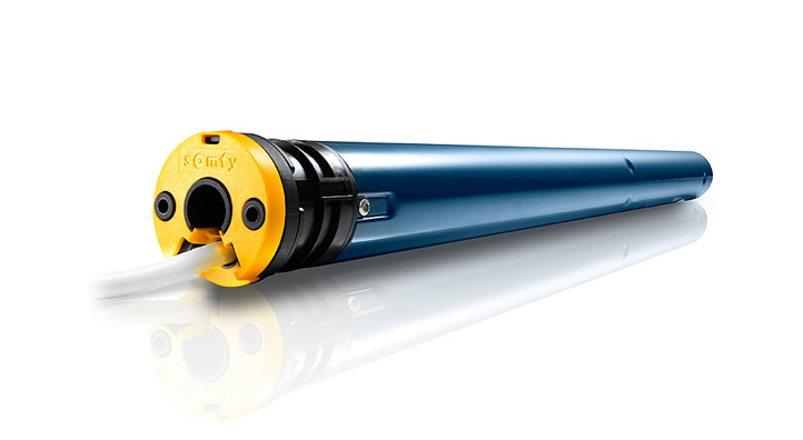 Somfy motor met blauwe buis en gele aangedreven kop, geplaatst op een oppervlak