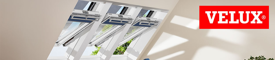 Drie Velux dakramen met buitenzonwering in een woonkamer met natuurlijk licht en planten