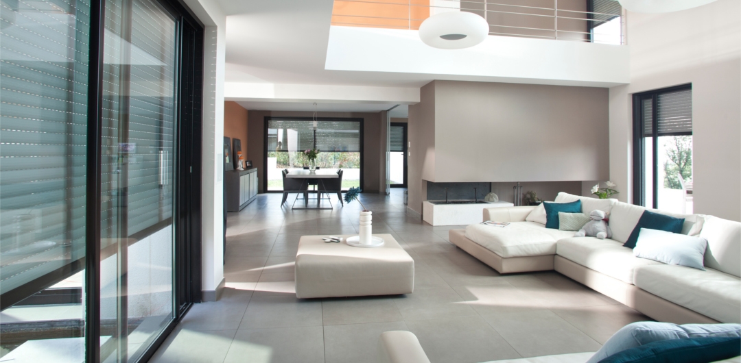 Moderne woonkamer met schuifpui en horizontale zonwering voor lichtregulering