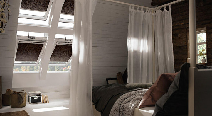 Slaapkamer met Velux dakramen met rolgordijnen en witte gordijnen voor privacy en zonbescherming