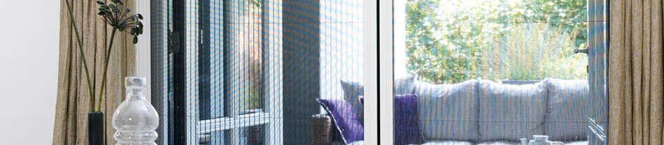 Zonwering met verticale lamellen voorziet ruimte van diffuus daglicht en privacy
