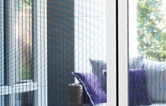 Zonwering met verticale lamellen voorziet ruimte van diffuus daglicht en privacy