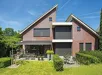 Ritsscreen Type-L gemonteerd aan de gevel van een modern huis met schuine dak