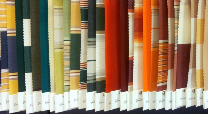 Overzicht van verschillende kleuren en patronen zonweringdoeken opgesteld in een rij