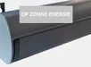 Donkergrijze semi-cassette zonnewering met zonnepaneel