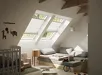 Lichte kamer met Velux vouwgordijn FH-B en moderne inrichting