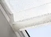 Detail van geblokt gordijnstof met witte achtergrond