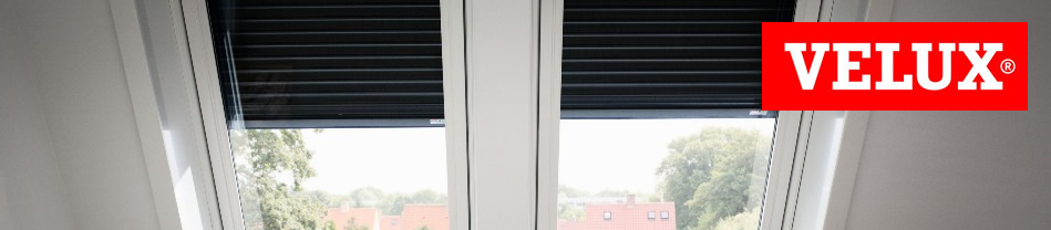 Zwart Velux rolluik gemonteerd in twee dakramen met buitengevel zichtbaar