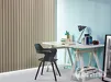 Wit bureau met zwarte stoel voorvenster met beige lamelgordijn