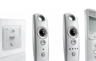 Vijf verschillende Somfy afstandsbedieningen in wit en grijs met knoppen en display