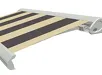 Gestreept knikarmscherm in beige en bruin, half open weergegeven