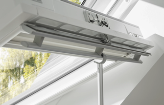 Gezicht op een Velux dakraam met handbediening gemonteerd aan de zijkant