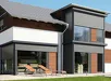 Moderne woning met grote ramen en Alulux rolgordijnen in openstaande positie