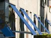 Blauwe uitvalschermen in uitgevouwen staat voor raam