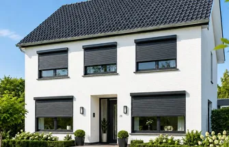 Wit rolluik gemonteerd onder een lichtblauw uitvalscherm aan baksteen gevel