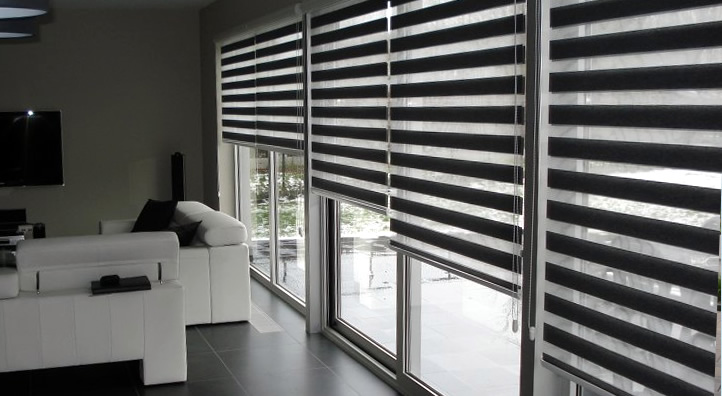 Zwart-witte horizontale zonwering voor grote schuifdeuren in woonkamer
