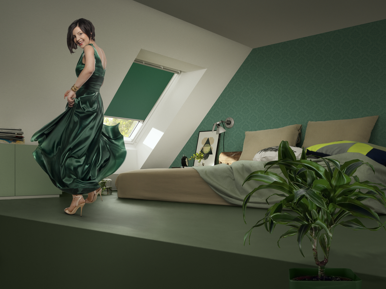 Vrouw met telefoon in slaapkamer met groene muren en plant