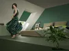 Vrouw met telefoon in slaapkamer met groene muren en plant