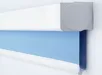 Blauw verduisterend rolgordijn met wit montagesysteem