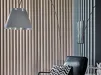 Gordijn met verticale lamellen en moderne staande lamp in hoek