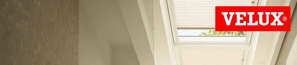 Velux merklogo in rood op witte achtergrond met een dakraam met rolgordijn in een witte muur