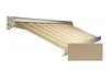 Gouden lamellen van een semi-cassette zonwering in halfopen stand