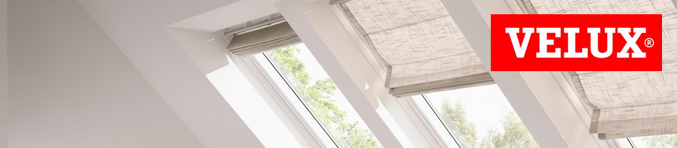 Rood Velux-logo op een houten achtergrond bij een raam