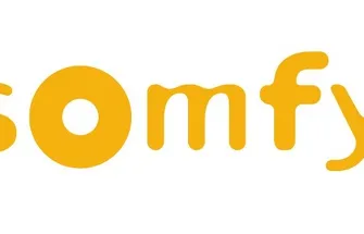 Gele logo-tekst 'somfy' met geregistreerd merk-symbool