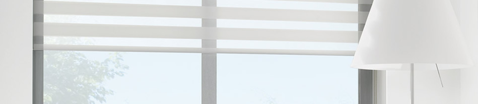 Witte horizontale zonwering voorraam met moderne lamp aan de rechterkant