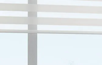 Witte horizontale zonwering voorraam met moderne lamp aan de rechterkant