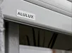 Alulux-merklabel op een wit rolluik