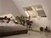 Stel ontspant op bank onder Velux vouwgordijn FH-B