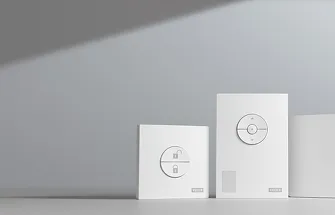 Drie Velux bedieningspanelen met verschillende functies en een smartphone met app voor afstandsbediening