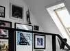 Witte Velux gordijn met haakjes gemonteerd in een raam