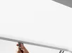 Hand die een wit Velux gordijn met haakjes bedient