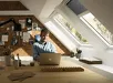Man werkt aan houten bureau met Velux dakraam en natuurlijk licht