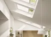 Moderne keuken met Velux dakraam boven het aanrecht, natuurlijk licht en open ruimte