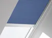 Elektrisch lichtdimmend plisségordijn in blauw boven een Velux dakraam