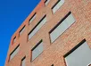 Gebouw met horizontale zonweringsschermen op de ramen