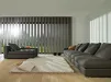 Moderne woonkamer met grote bank en lamelgordijn voor het raam