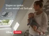 Moeder draagt baby in kamer met VELUX dakraam en knuffelmuur