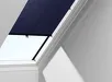 Donkerblauw rolgordijn met witte binnenkant in aluminium profiel gemonteerd