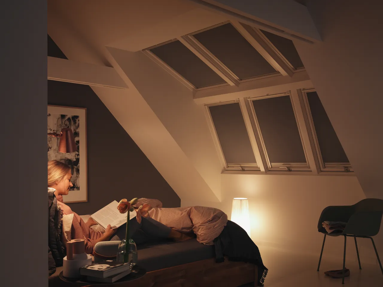 Donkerbruin rolgordijn met houten lamellen in woonkamer bij kunstwerk aan de muur