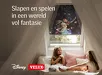 Kinderen in bed met Disney sterrenhemel rolgordijn van Velux boven het raam