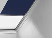 VELUX duo-rolgordijn in donkerblauw en wit, half open in dakraam