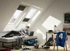 Zithoek met bank en salontafel in lichte woonkamer met groot raam