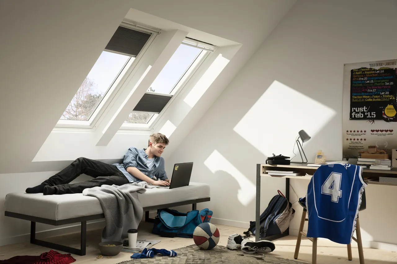 Zithoek met bank en salontafel in lichte woonkamer met groot raam