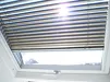 Blauwe VELUX jaloezie in gesloten stand